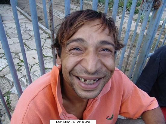 poze funny ...ca inveselim lumea acilea toate fetele singure