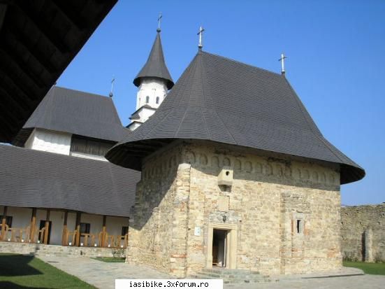 Iasi - Hadambu 2 - Schitul Hadambu construit in a doua jumatate a - Trasee