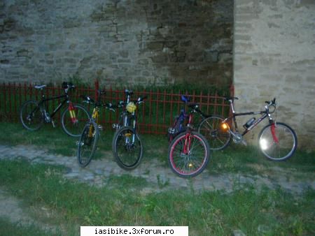 Iesirea la Manastirea Cetatuia - biclele obosite dupa catarare... urma un off-road - Evenimente si Discutii