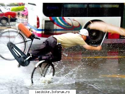 Rolul echipamentului - am sa incep cu un biciclist chinez( fotograful a - Echipament