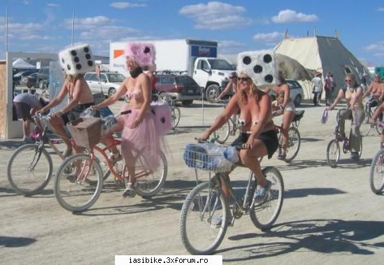 fimeile shi bicicletele :D - pozele se numesc critical tits :P - Evenimente si Discutii