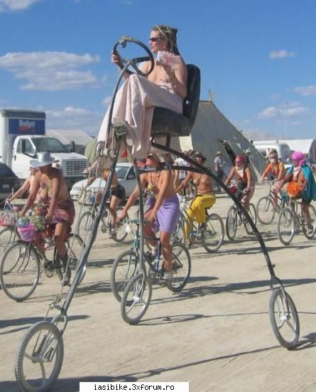 fimeile shi bicicletele :D - o bicla mai ciudata ... o femeie la inaltzime - Evenimente si Discutii