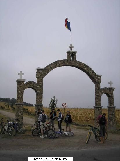 iasi-vaslui - Sub flamura patriei langa Movila lui Burcel (daca - Trasee